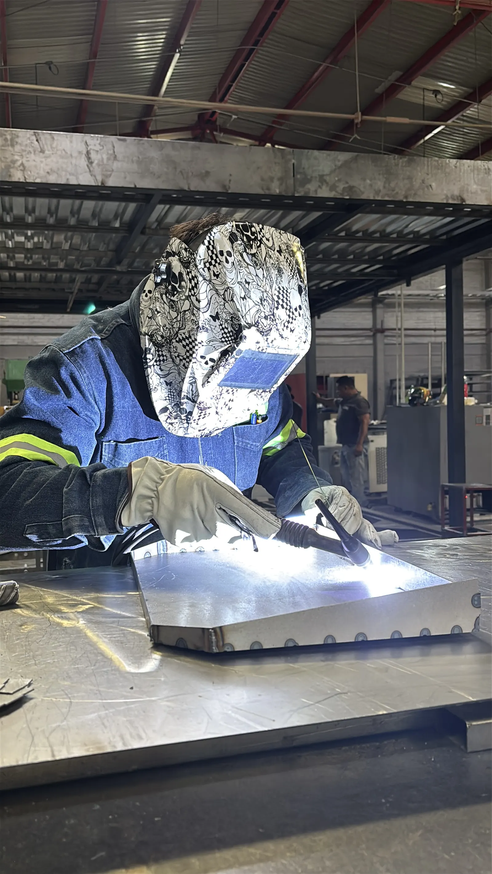 Fabricación de exhibidores en planta de Grupo EDM